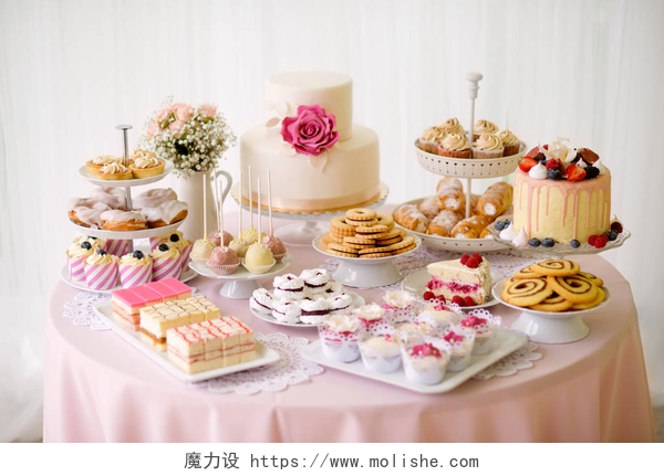 桌子上的糕点带负载的糕点、 蛋糕、 饼干和 cakepops 的表.